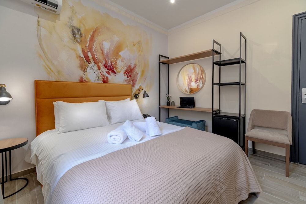 PORTRAIT, DOUBLE BED