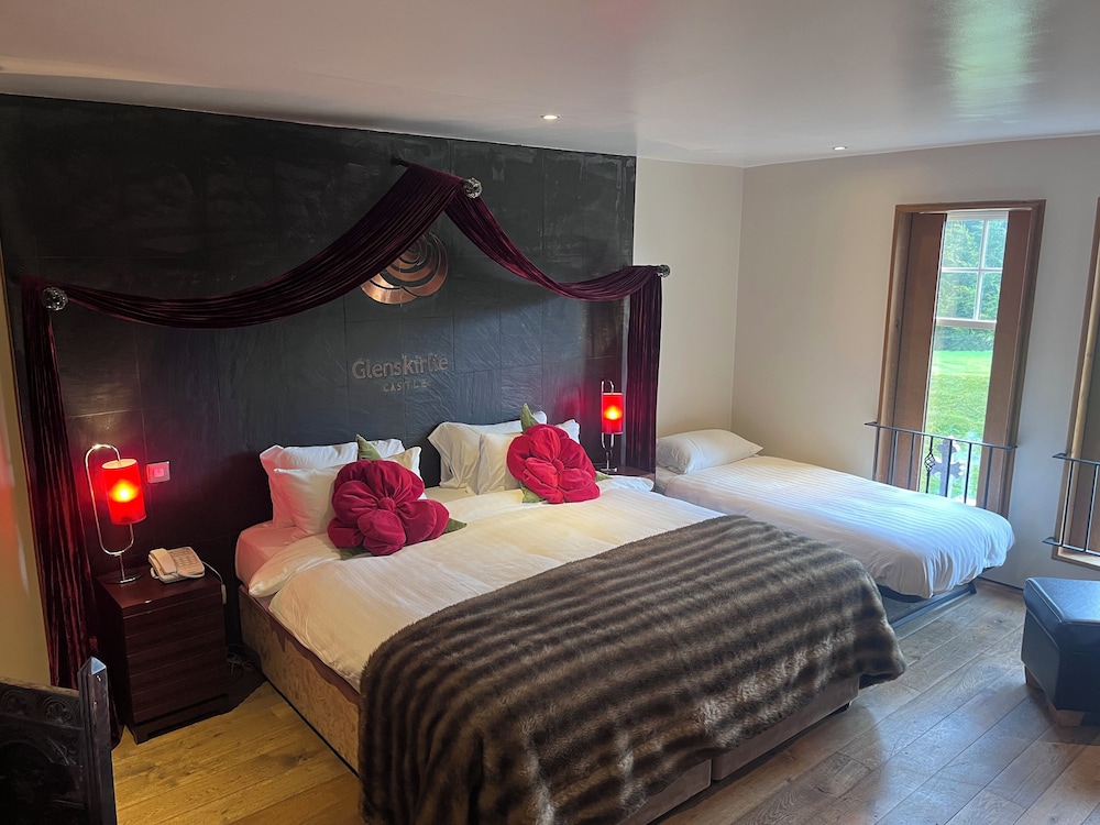 Glenskirlie House and Castle 7/28
