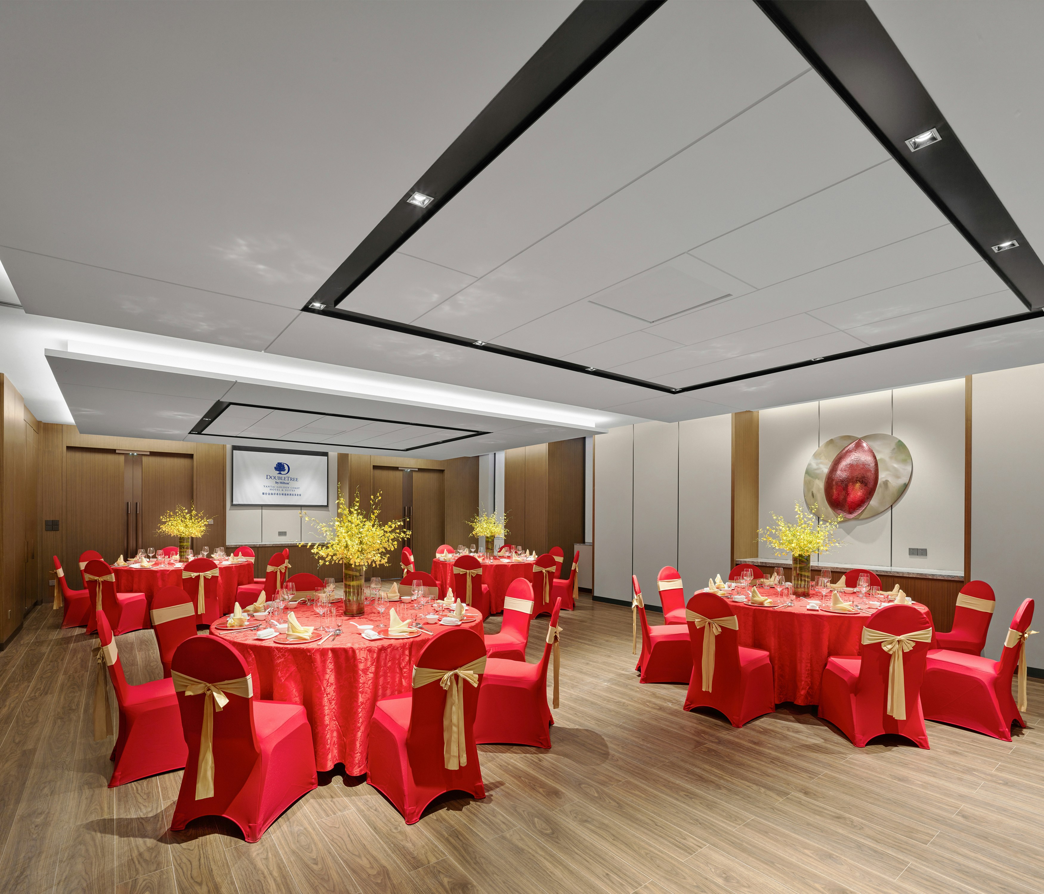 DoubleTree by Hilton Yantai Golden Coast Hotel and Suites 56/57