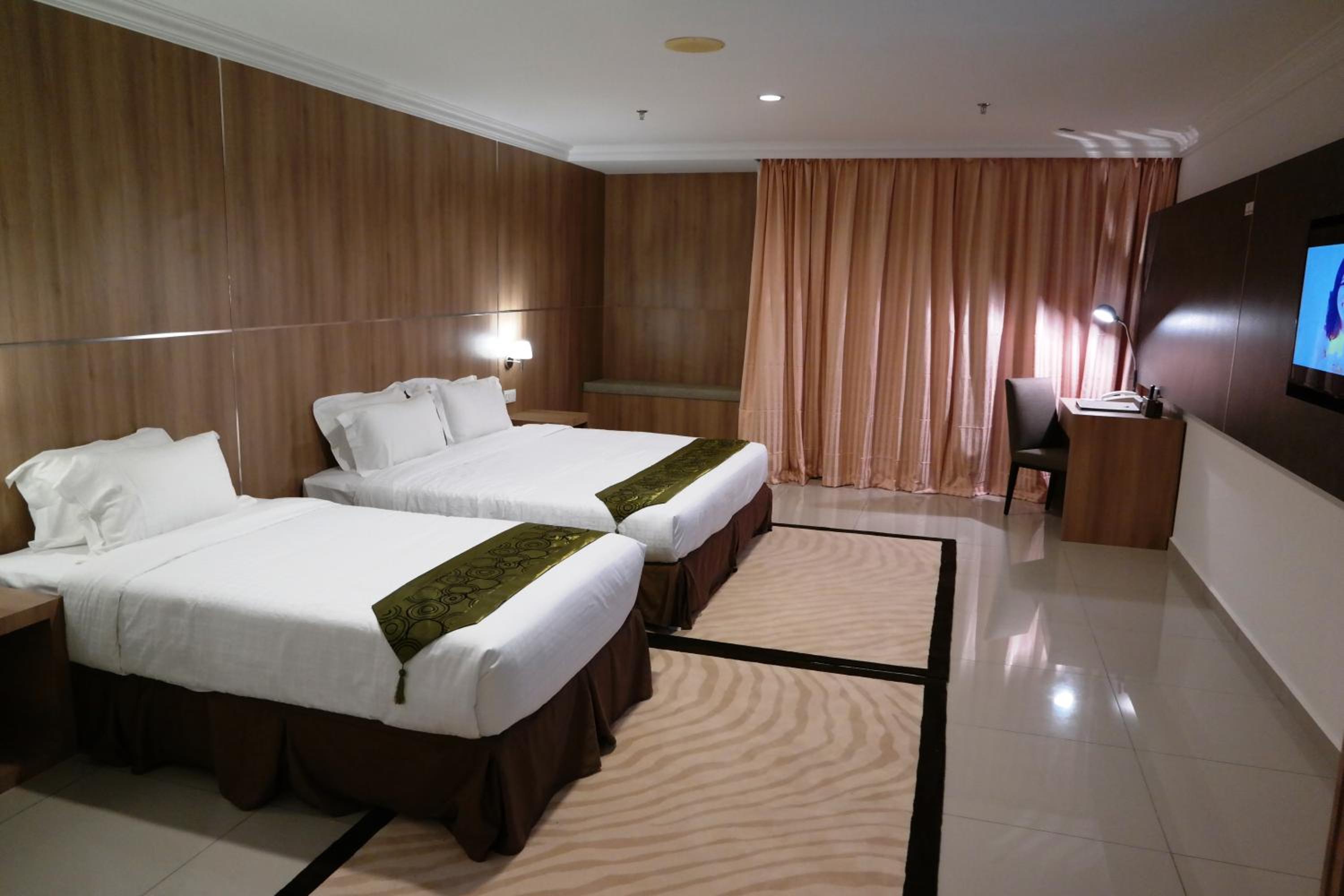 Bw, Triple, 1 King and 1 Single Beds 3/3