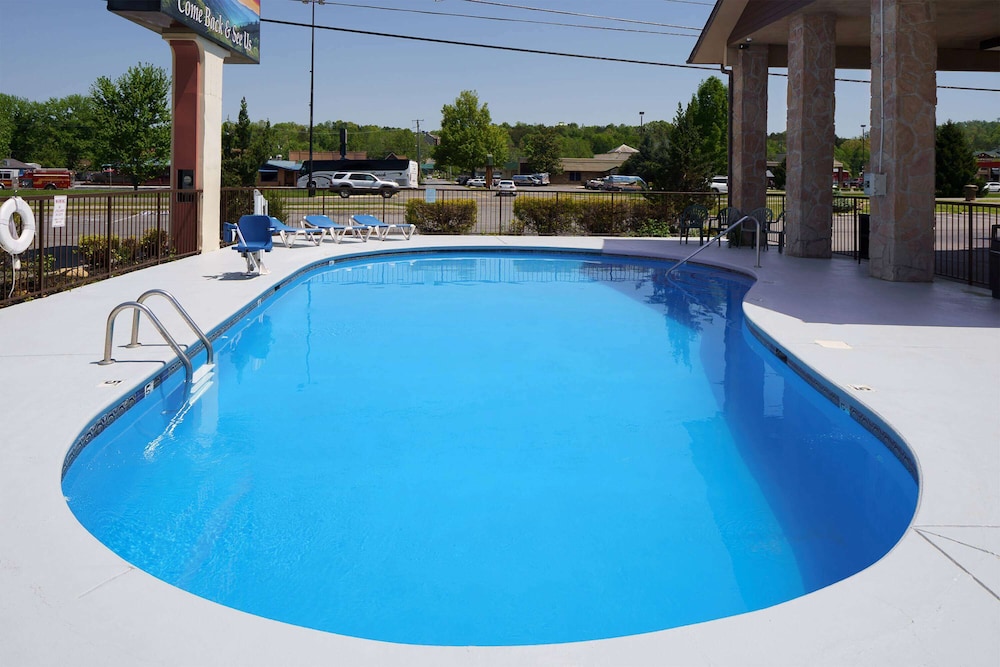 Days Inn by Wyndham Pigeon Forge Parkway 22/48