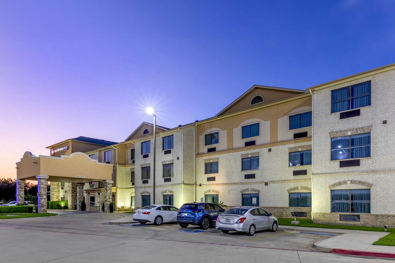 Best Western Plus Burleson Inn & Suites 31/32
