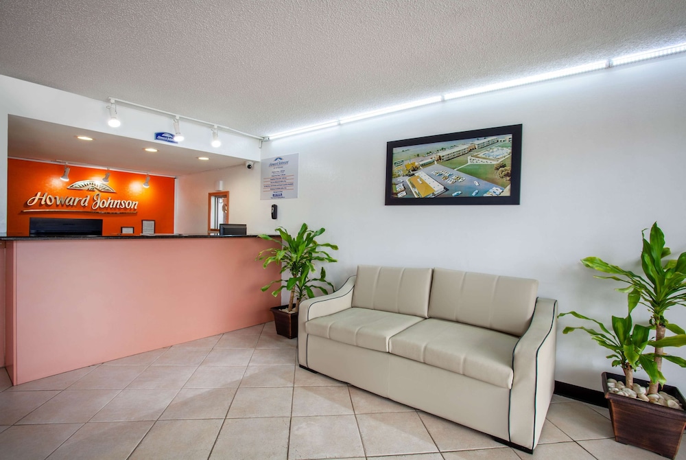Howard Johnson By Wyndham Vero Beach/I-95 10/42