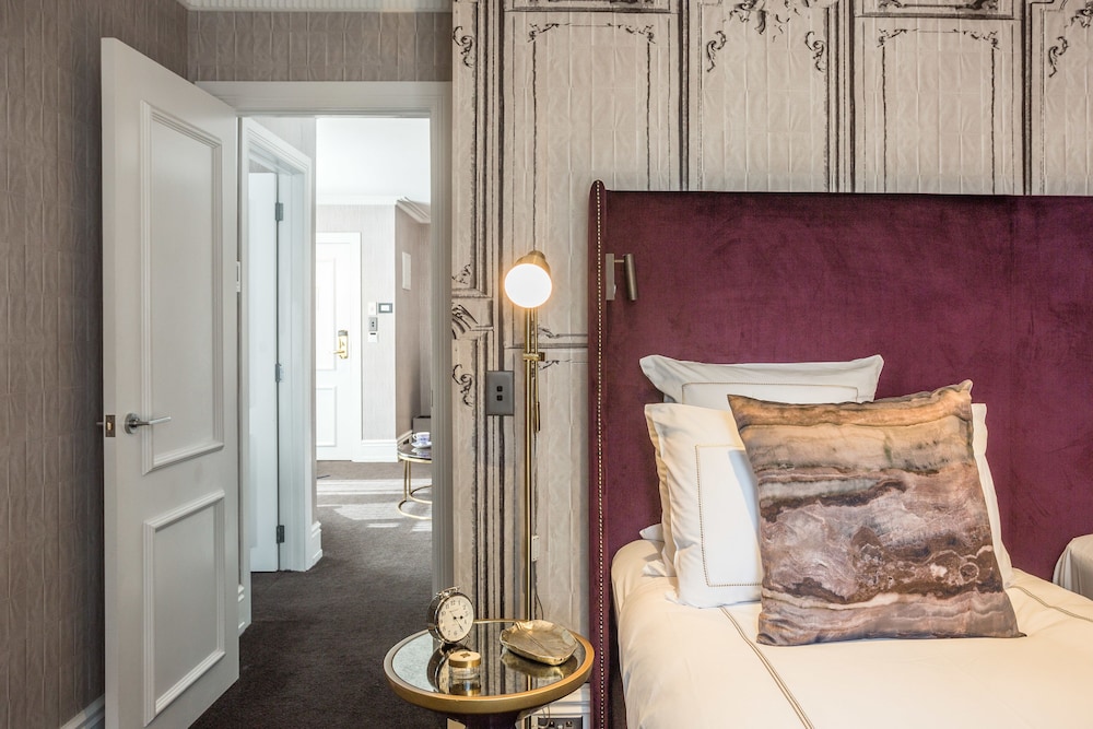 JUNIOR SUITE, KING BED