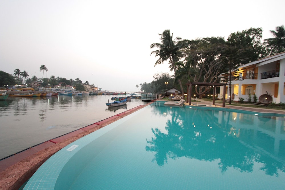 Acron Waterfront Resort 3/80