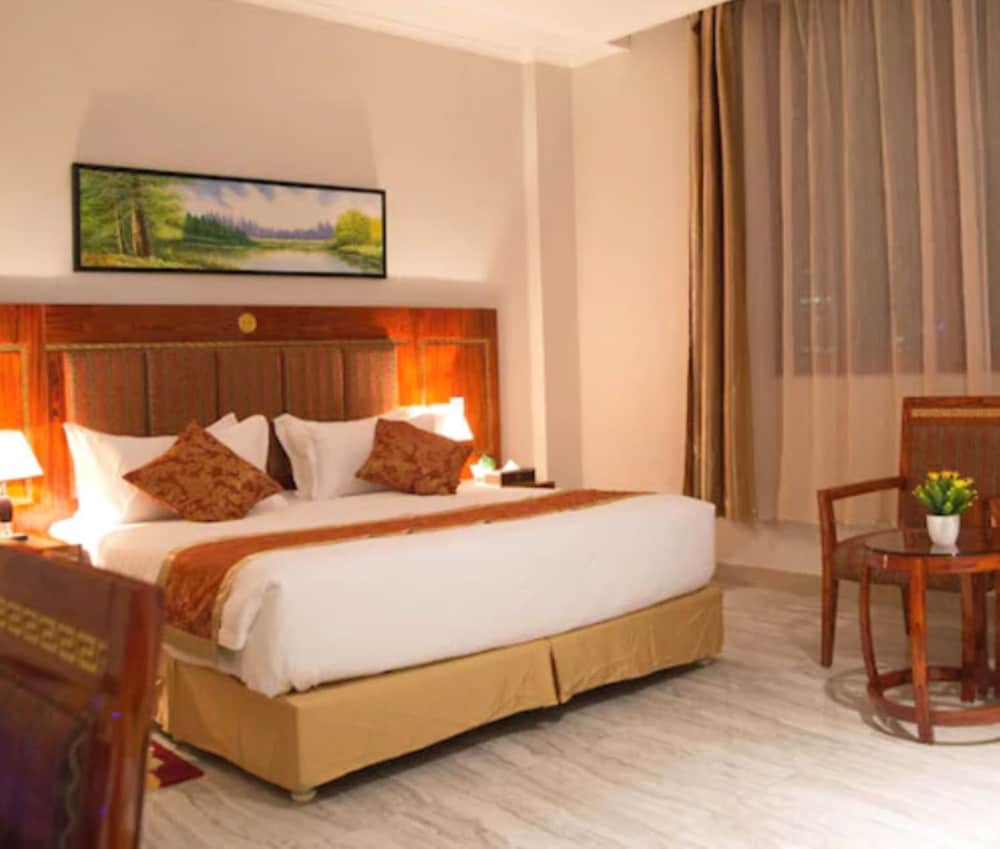 Tiffany Diamond Hotel Makunganya Street 24/66
