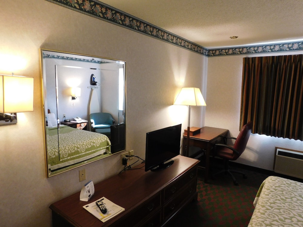 Days Inn by Wyndham Lexington NE 35/46