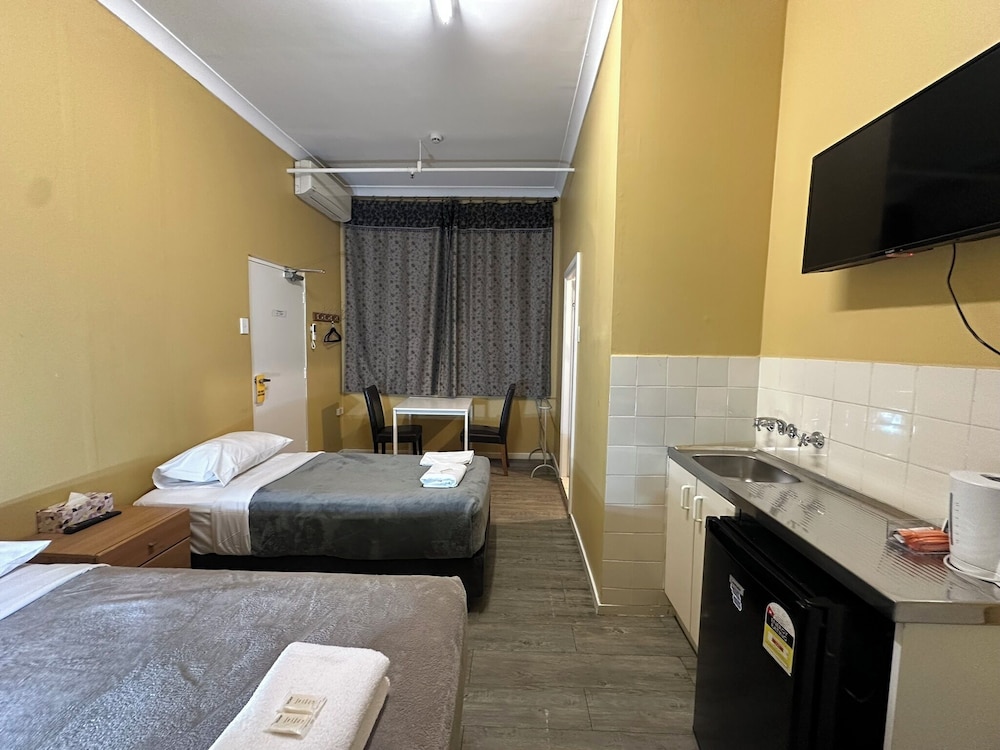 CENTRAL PRIVATE HOTEL 52/55