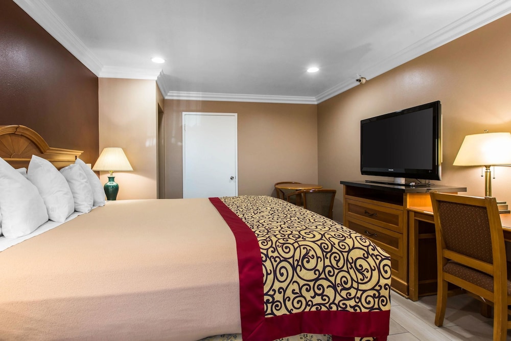 Rodeway Inn Cypress - Buena Park 11/32