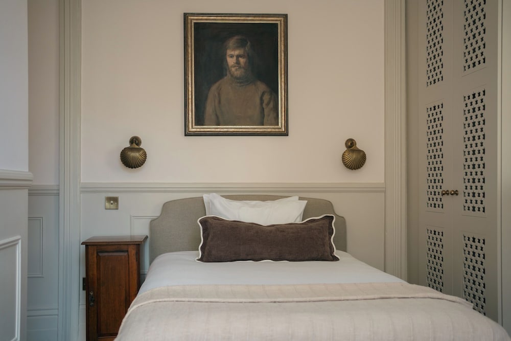 Twin Beds, House Building