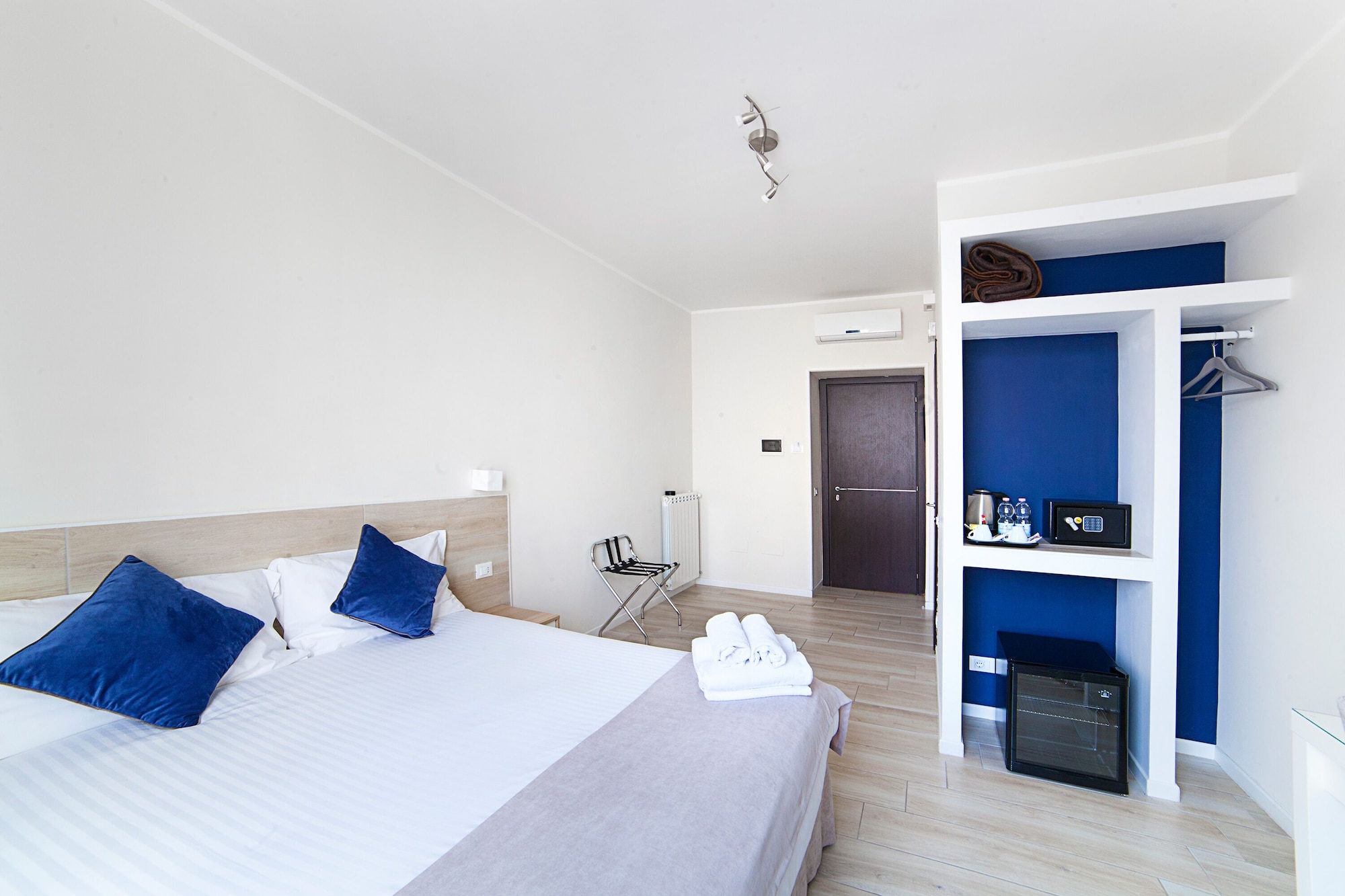 ROOM, QUEEN BED, BALCONY