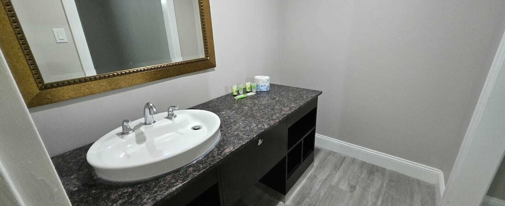 Riverside Inn & Suites by OYO Danville Ceaser Casino 67/68