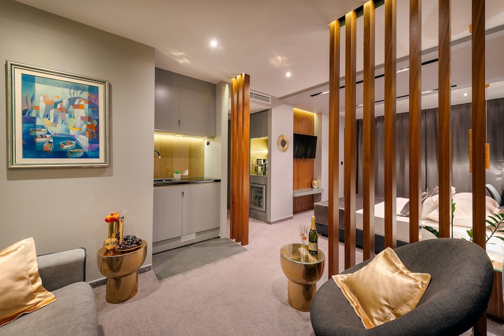Hotel Royal Suites 56/73