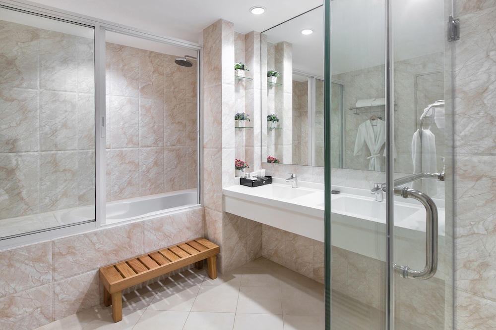 Golden Prince Hotel And Suites 43/50