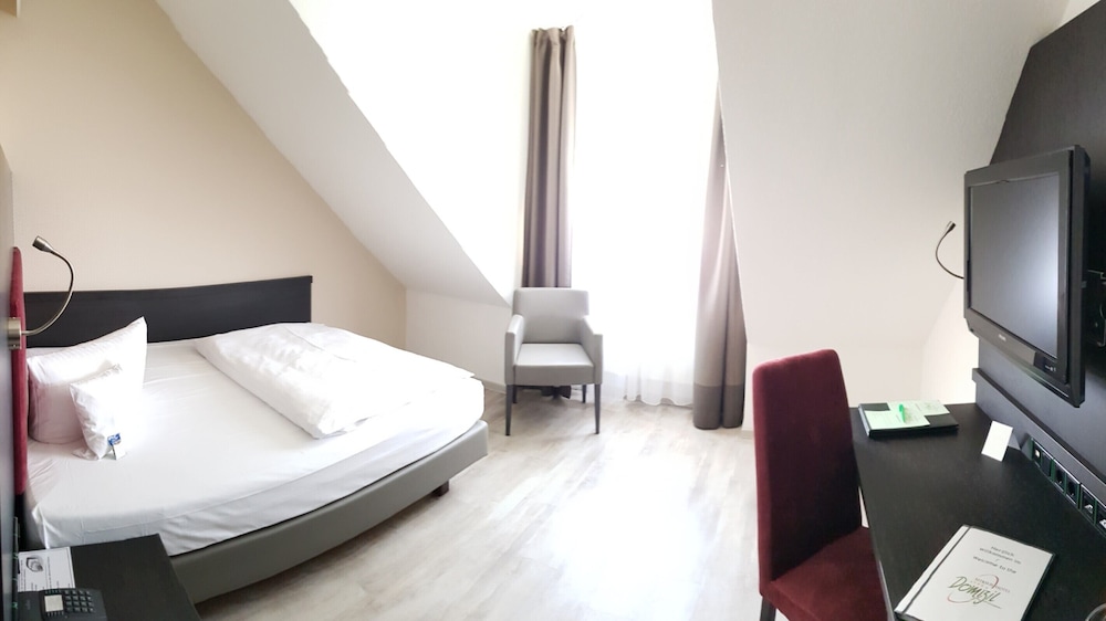 Standard, Single, Queen Bed