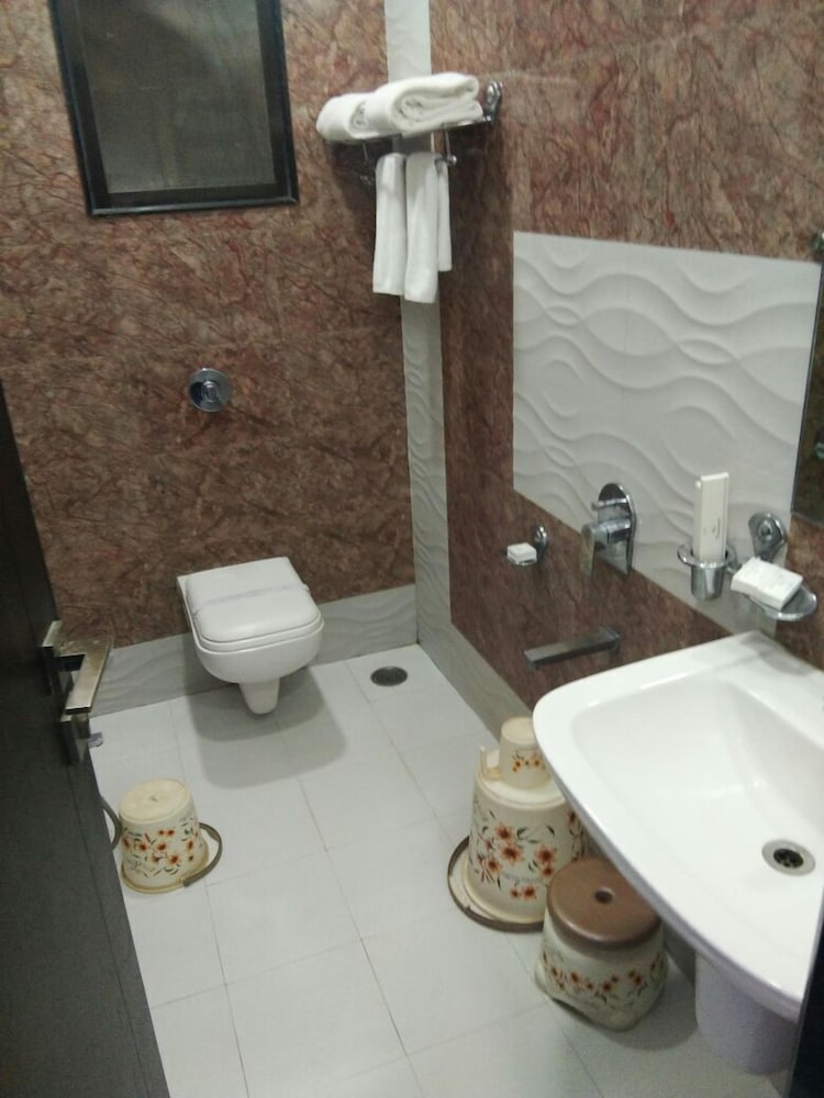 Hotel J P International 37/39