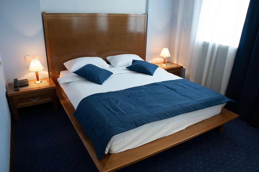 Astra Hotel 10/50
