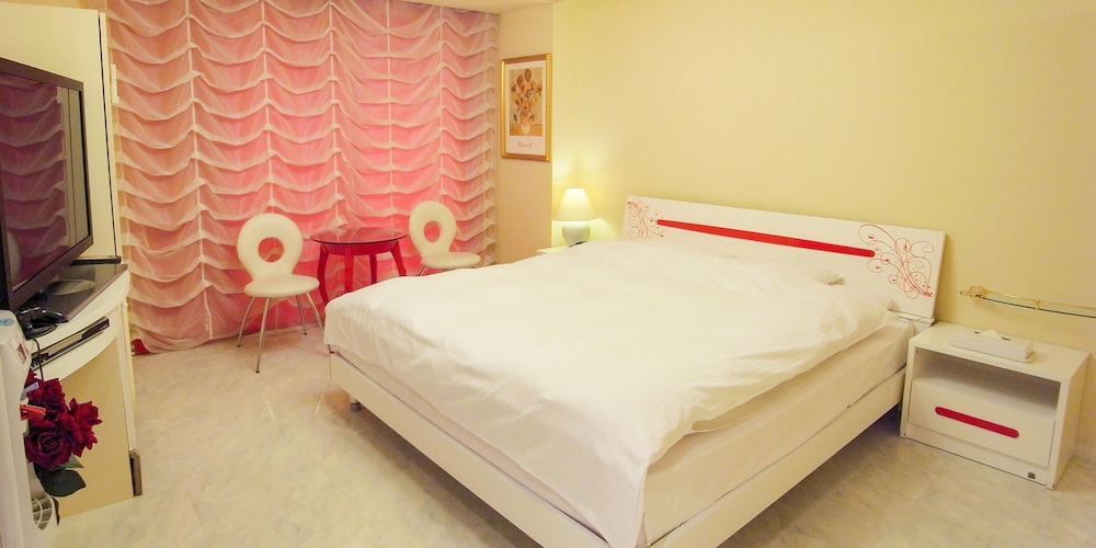 V Hotel - Adults Only 10/50