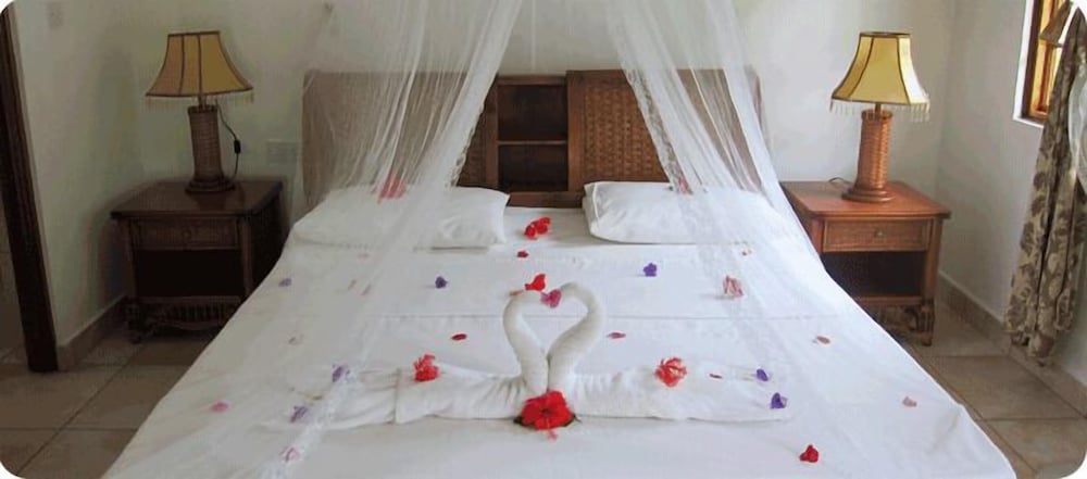 Le Surmer Self Catering Chalets 3/17