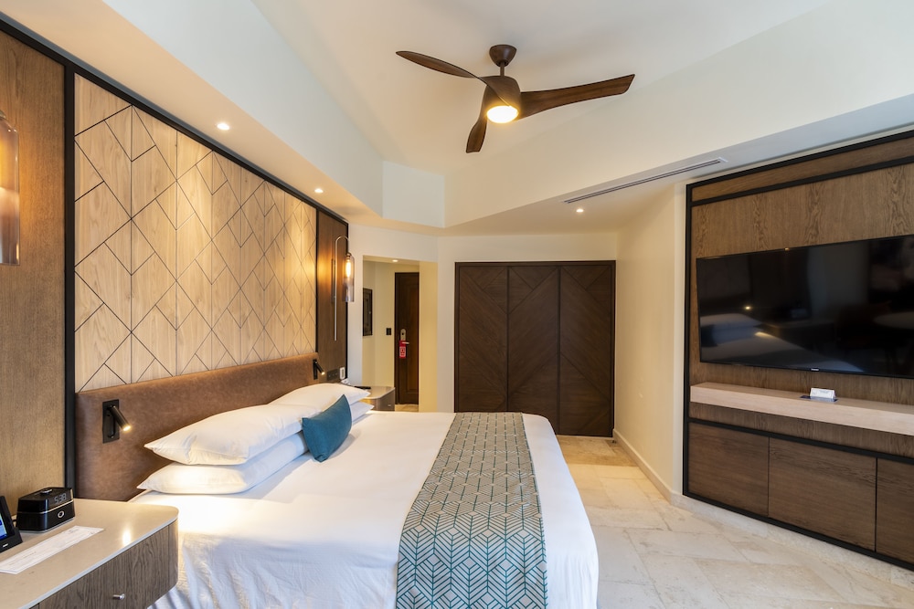 JUNIOR SUITE, KING BED, GARDEN VIEW