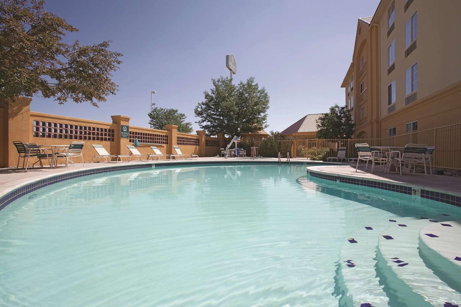 La Quinta Inn Suites Pueblo 31/48