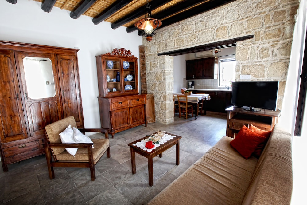 LEONIDAS VILLAGE HOUSES 21/45