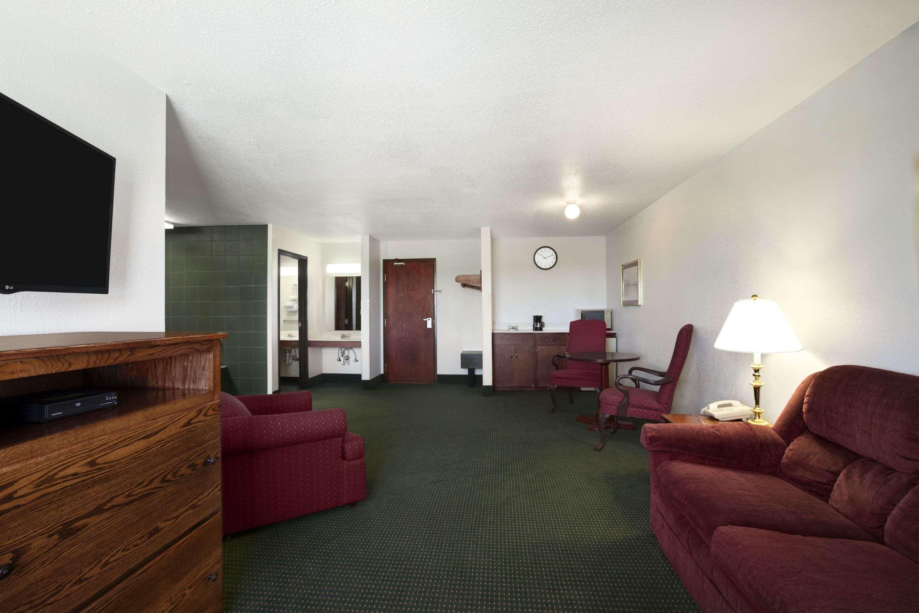 Super 8 by Wyndham Bowling Green 16/23