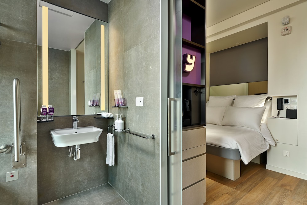 YOTEL Singapore, Select by Hilton 47/49