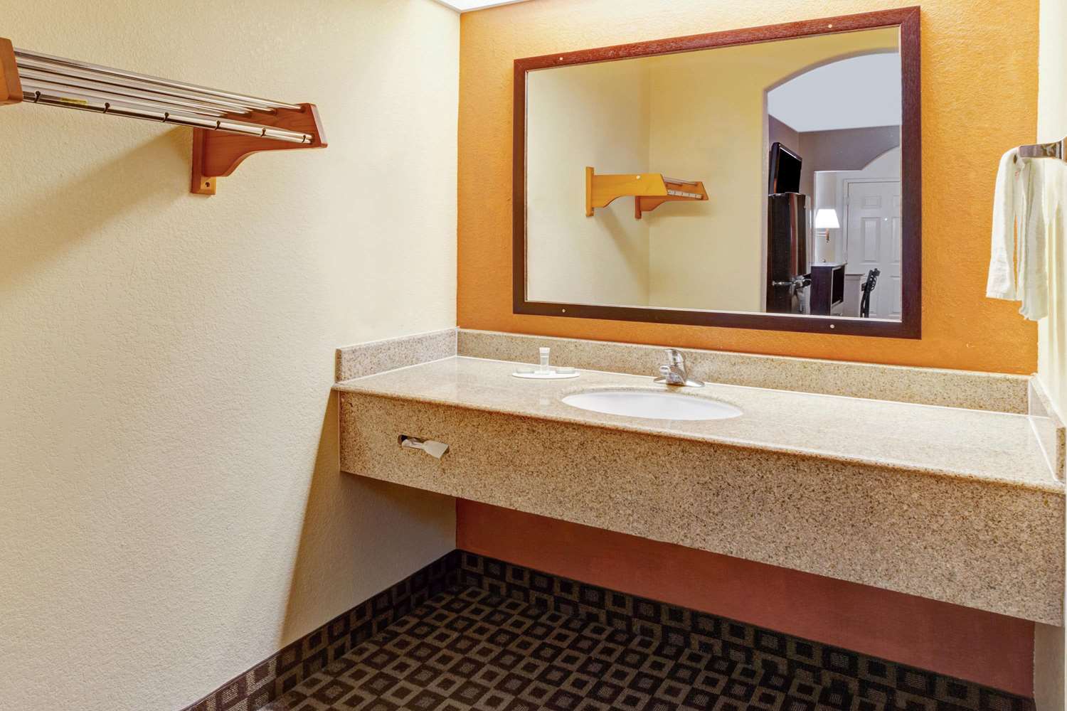 Super 8 by Wyndham Mont Belvieu/Baytown East 21/21