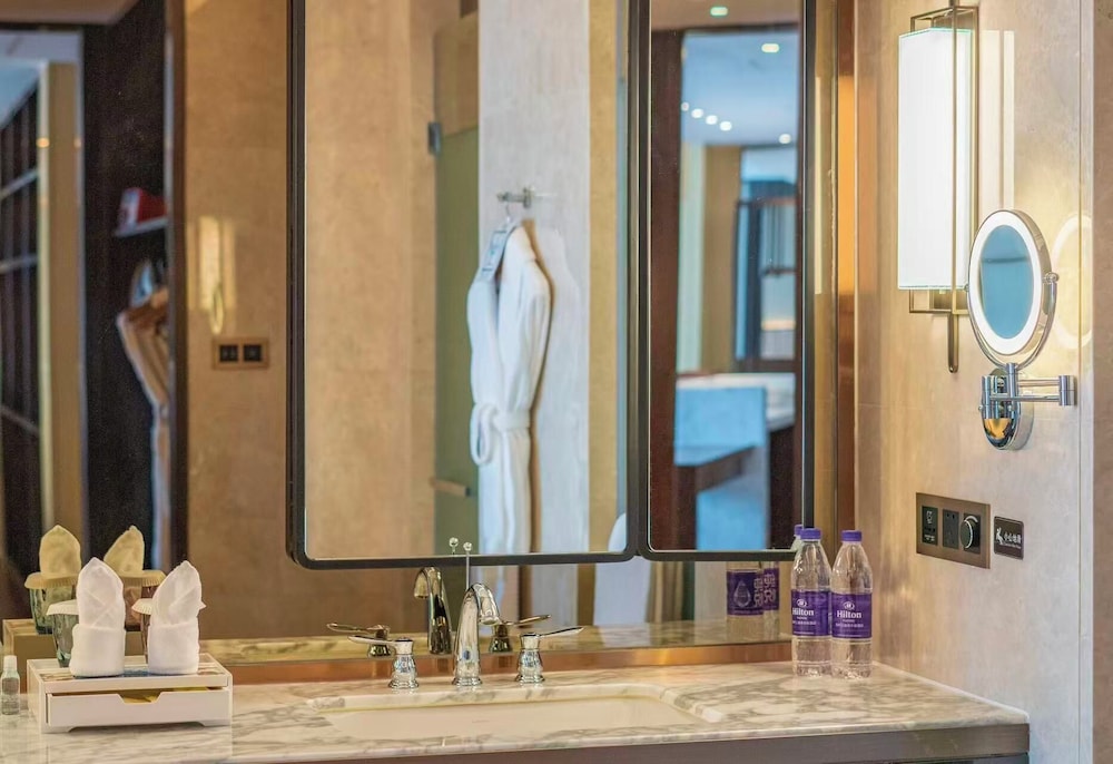 غرفة ديلوكس بسريرين منفصلين بإطلالة، Hilton Fuzhou 6/7