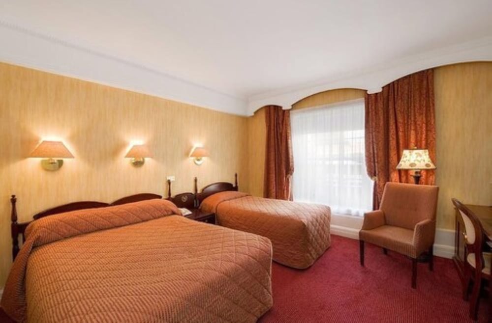 Wynns Hotel 8/33