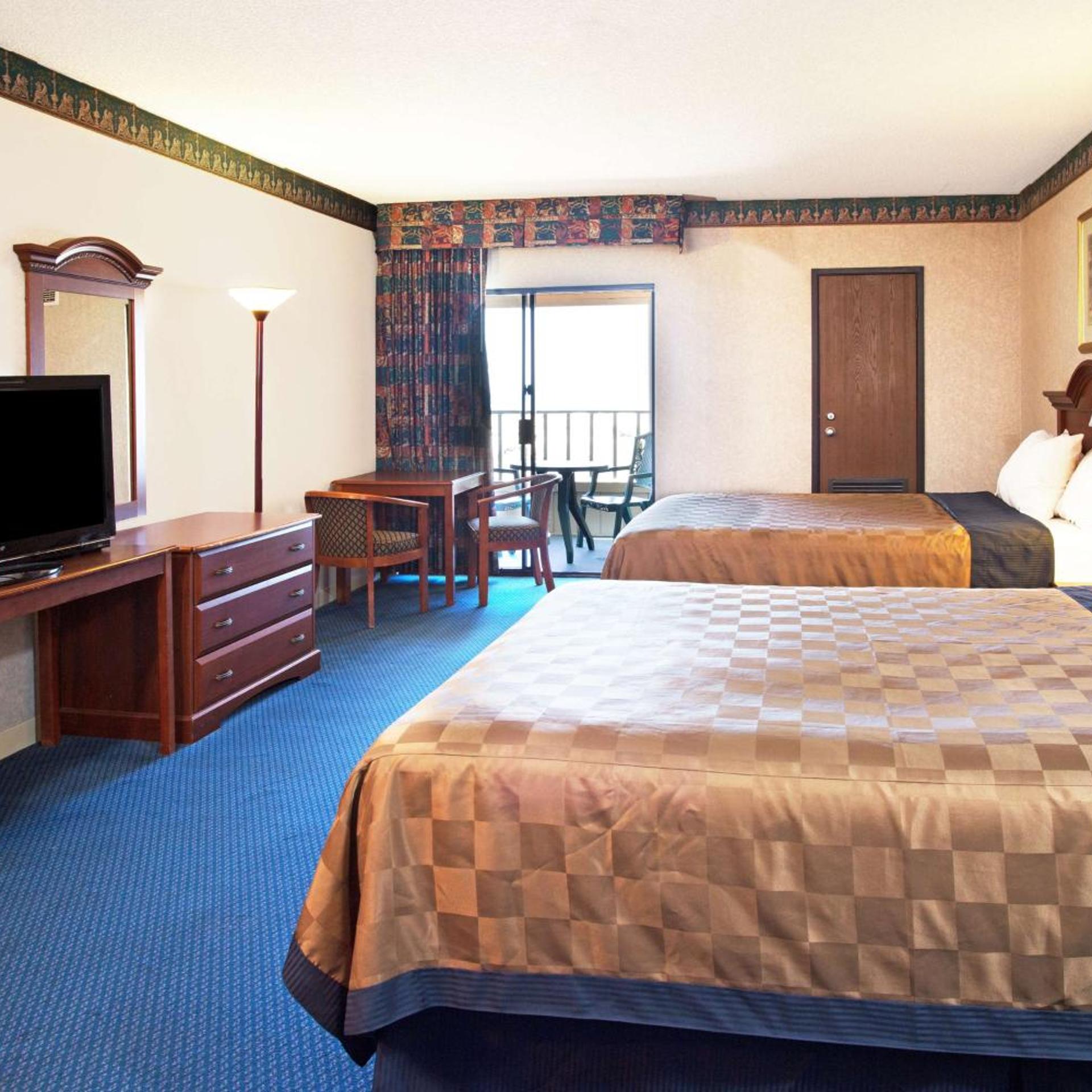 Deluxe, 2 Queen Beds, Ocean View, Travelodge by Wyndham Sunset-Huntington Beach Ocean Front 2/10