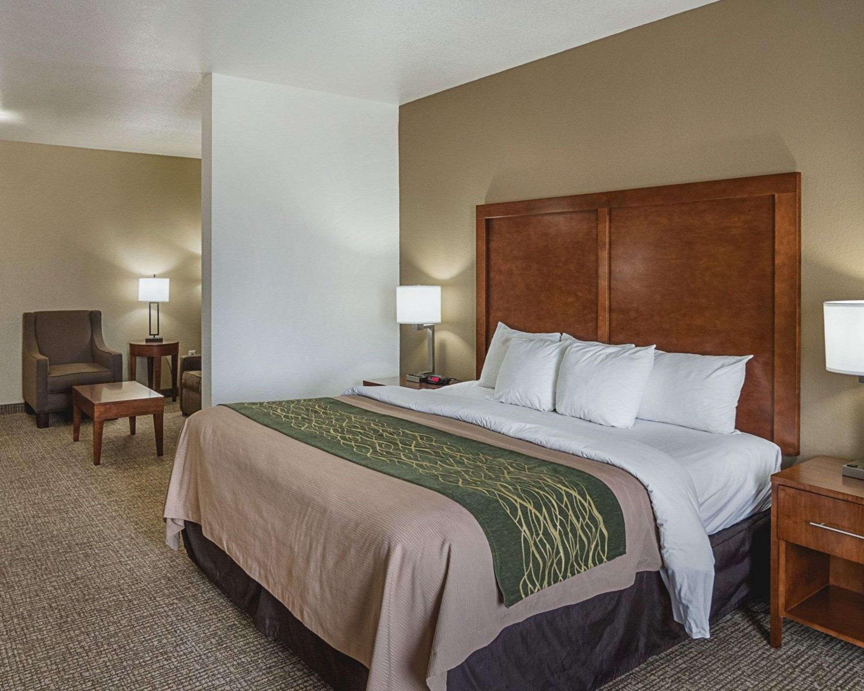 SUITE, KING BED