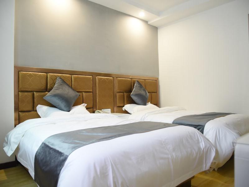 Room at Shell Lishui High-speed Railway Station Hotel, LISHUI
