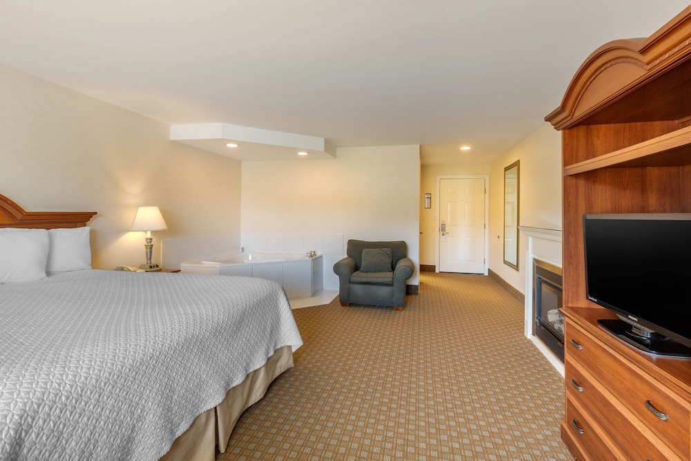 Luxury, King Bed, Hot Tub, Ogunquit Hotel 3/9