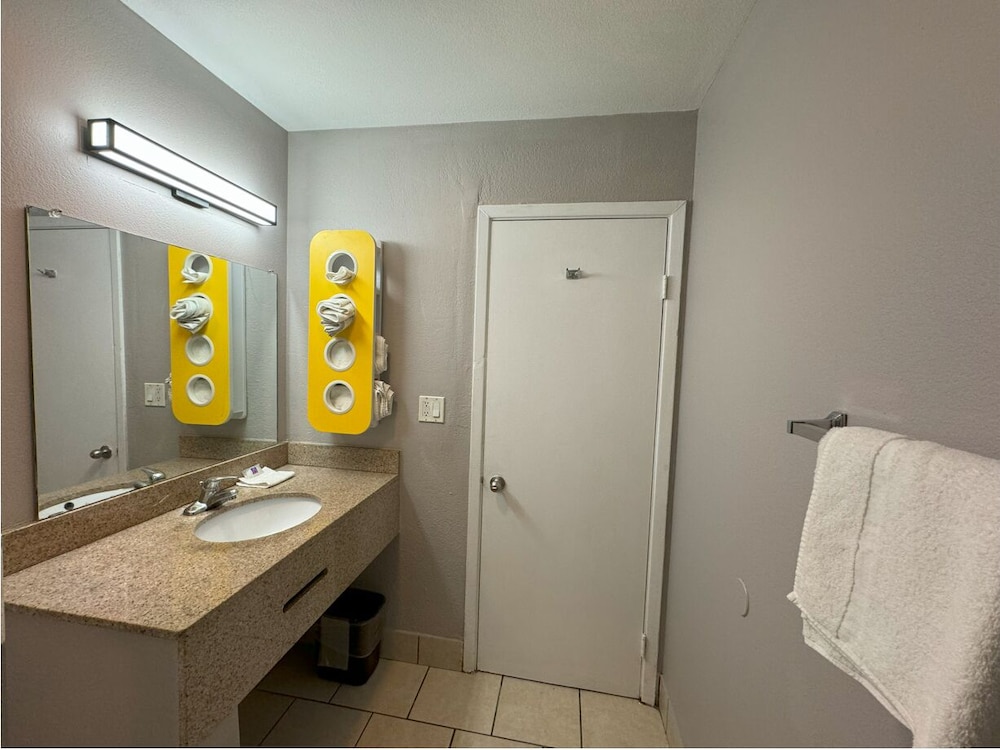 Motel6 Janesville, WI 49/52