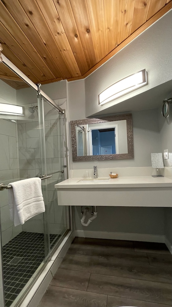 Tides Inn Suites 74/75