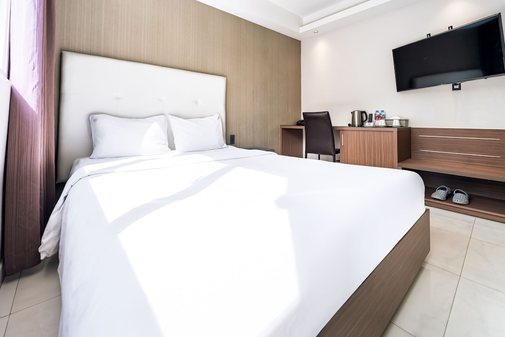 The Luxe Hotel 20/50