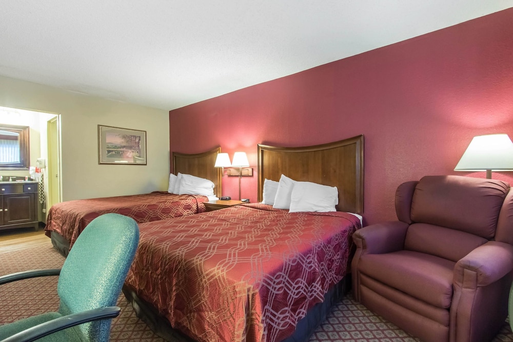 Econo Lodge Inn and Suites Joplin MO 18/42