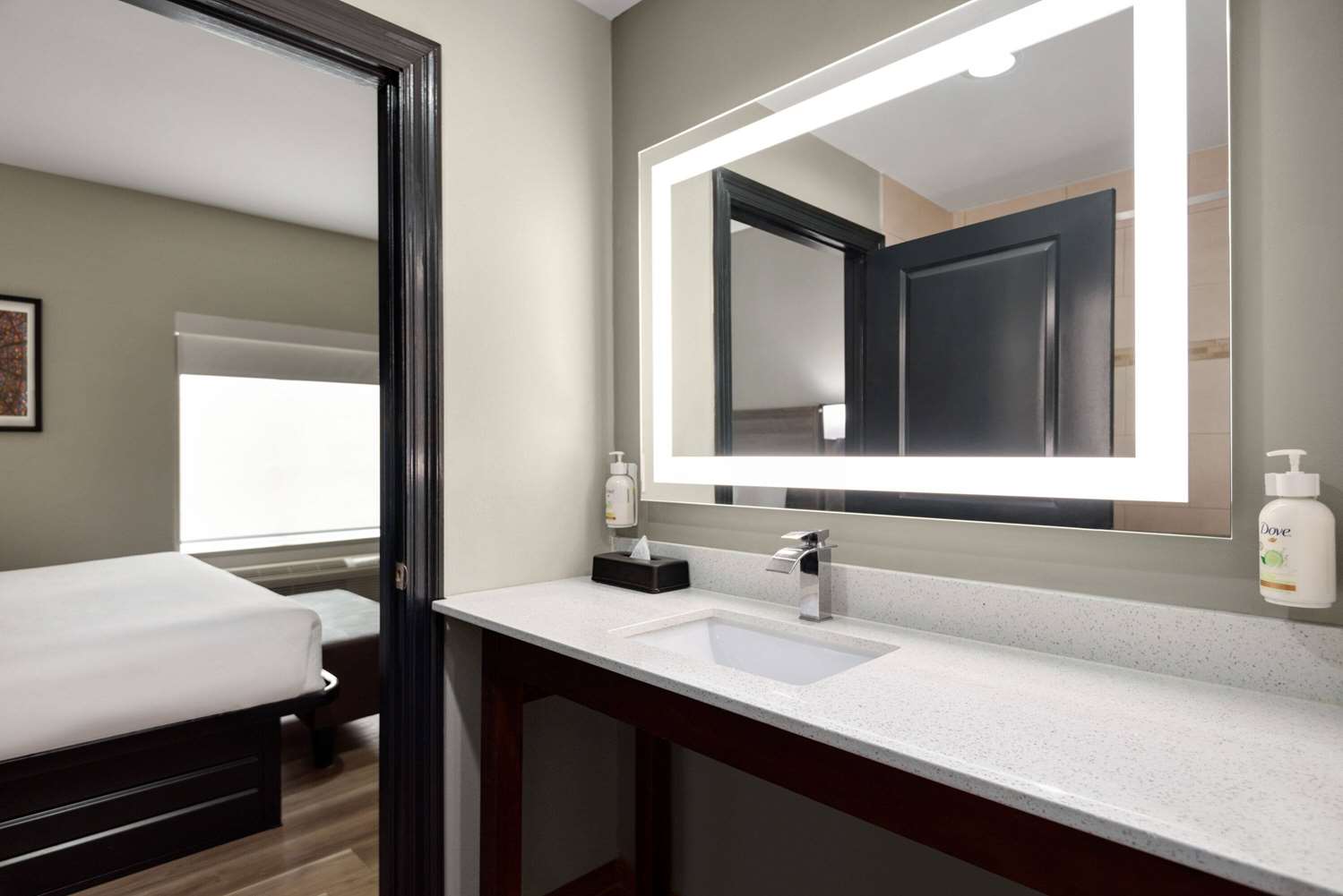 La Quinta Inn & Suites by Wyndham Gonzales LA 46/48