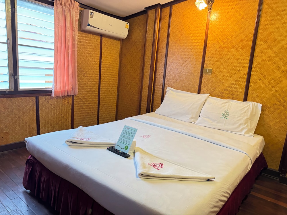PRIVATE, DOUBLE BED, SHARED BATHROOM