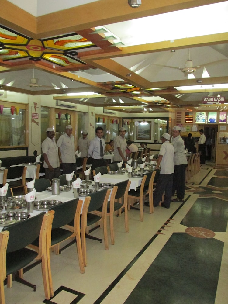 Hotel Shreyas 22/40
