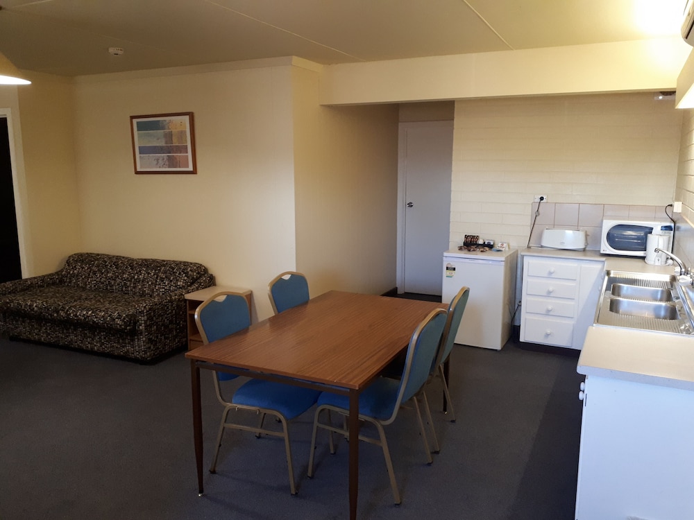Opal Inn Hotel Motel 37/68