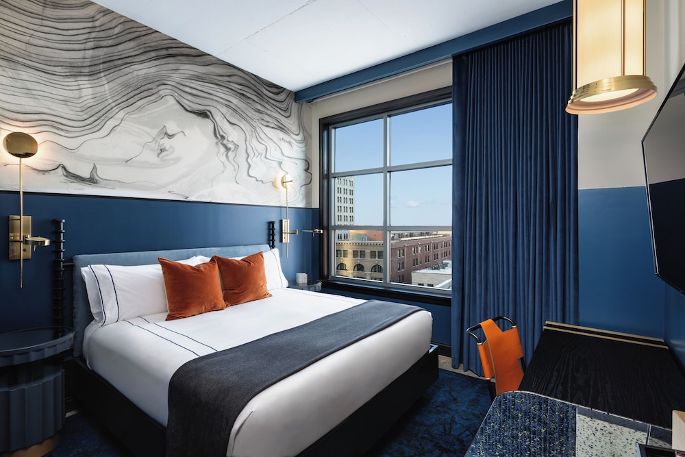 Bronze, King Bed, Accessible