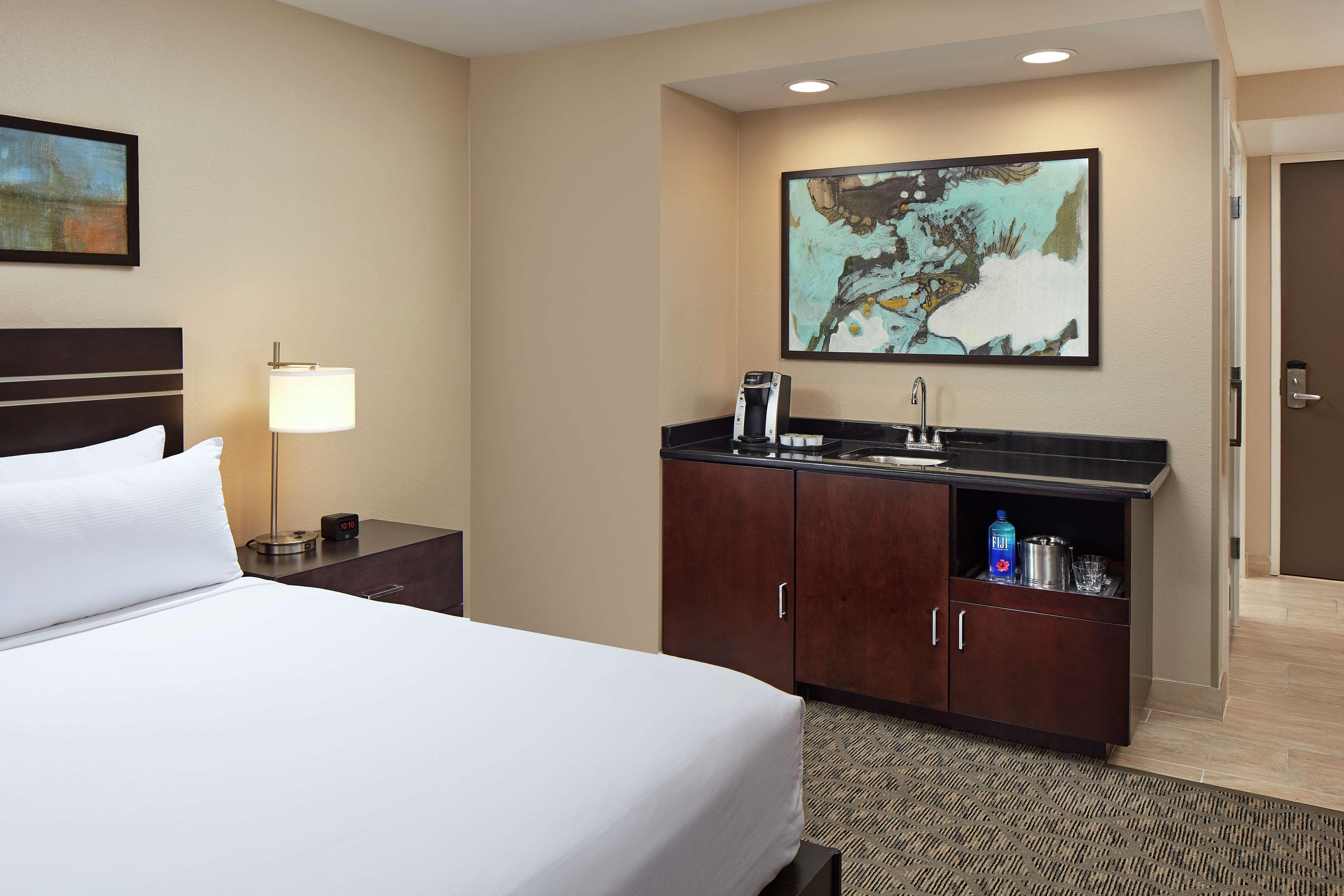 ROOM, KING BED, UNIVERSITY OR POOL VIEW
