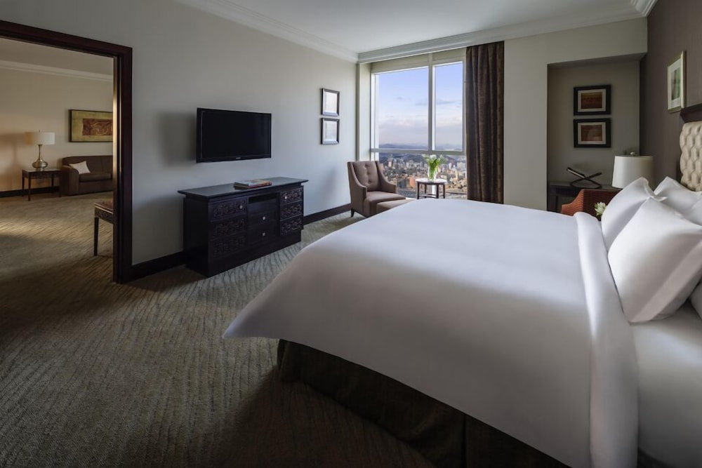 Fairmont Gold, Executive, Suite, King Bed, City View, Sofa