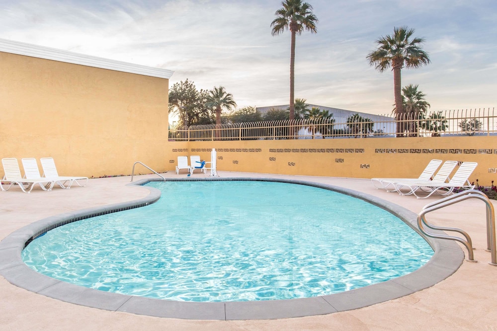 Days Inn by Wyndham Indio 6/36