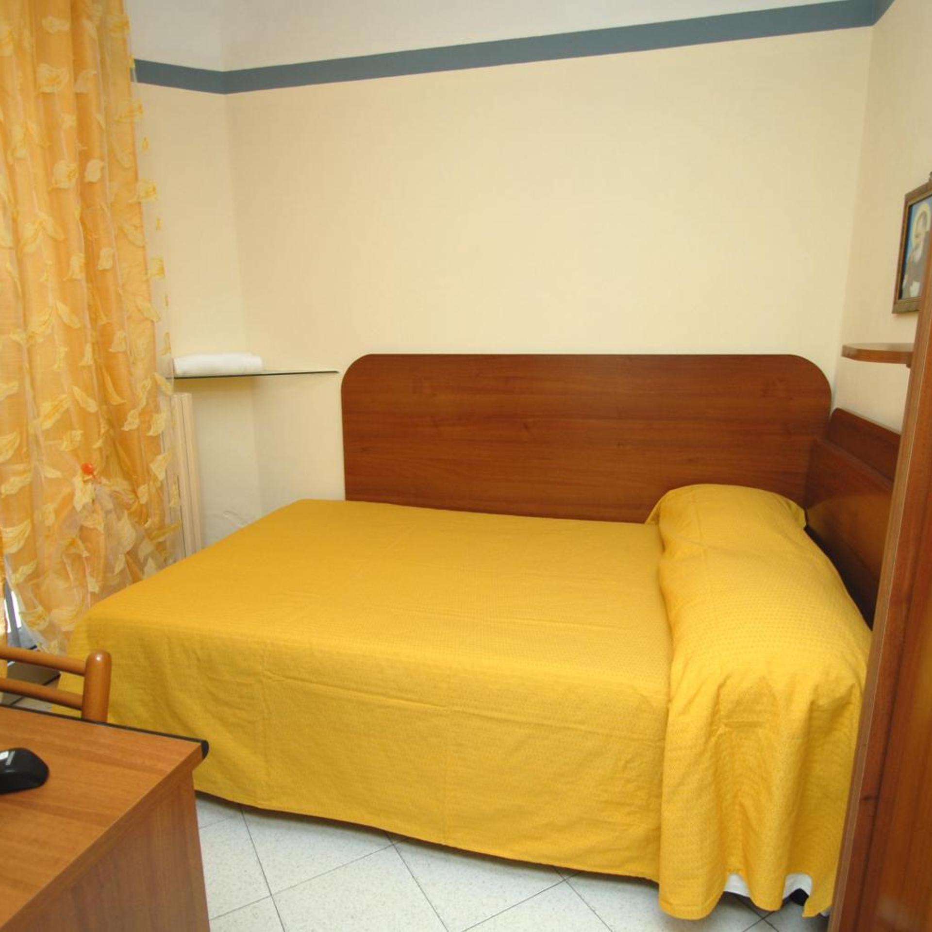 ROOM, SINGLE