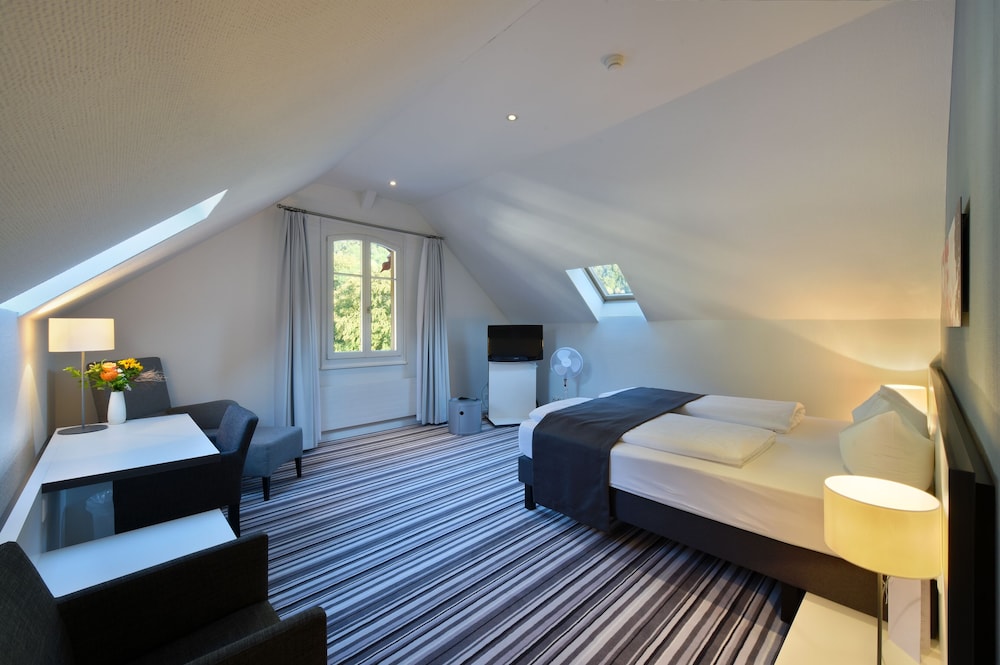 PREMIUM, SUITE, PARTIAL LAKE VIEW