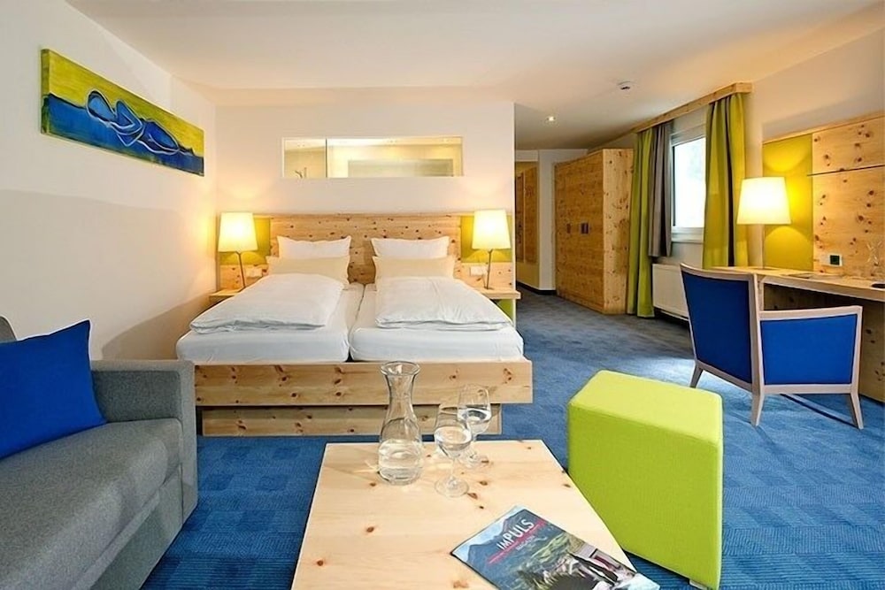 Studio, Queen Bed, Mountain Side